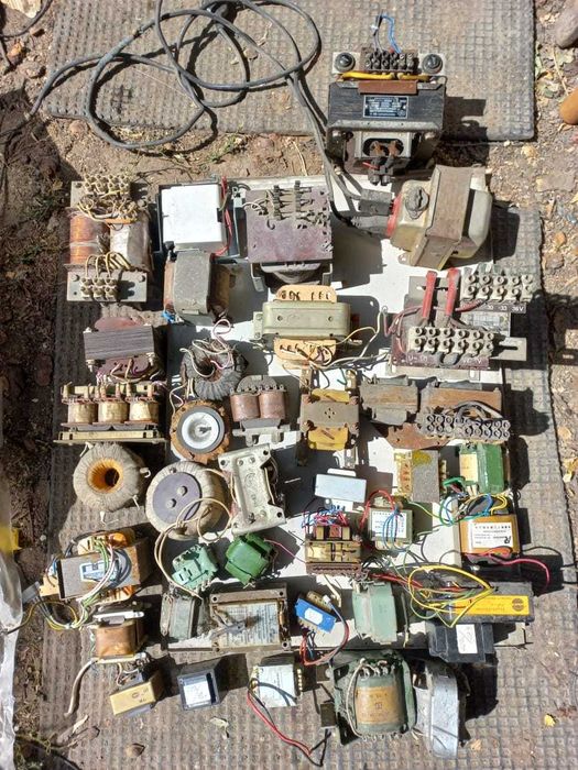 Трансформаторы различной мощности.