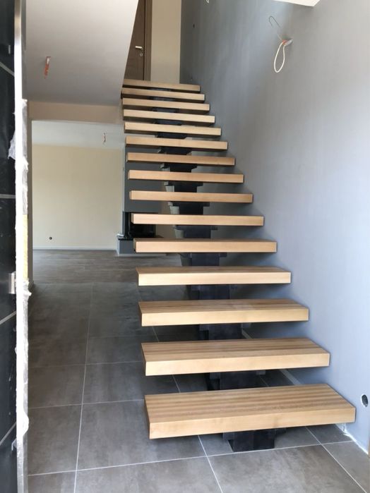 Scara interioara cu trpete din lemn
