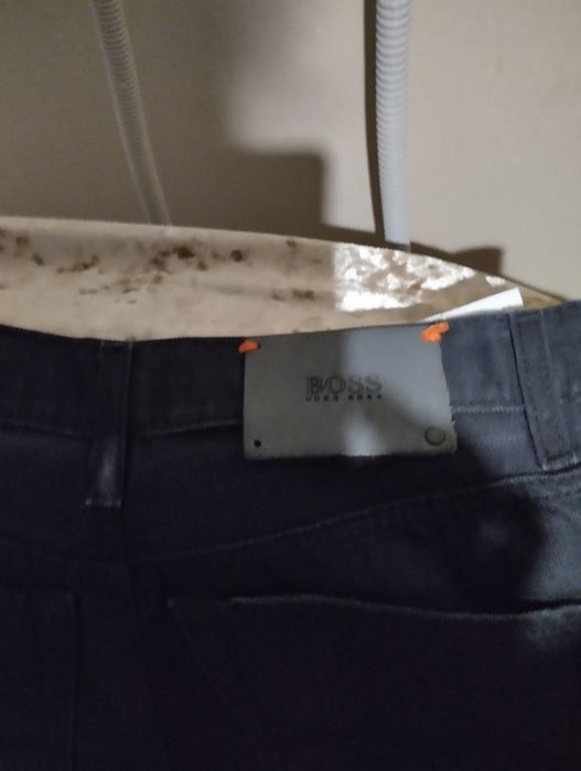 Джинсы чёрные брендов BOSS.