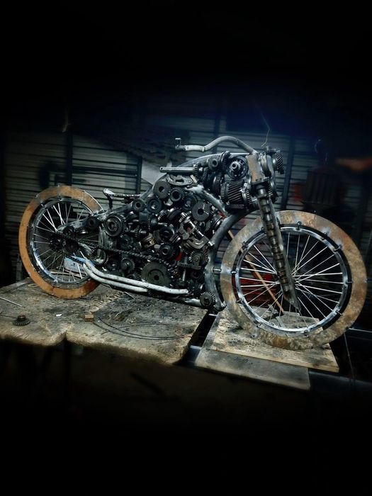 Sculptura motocicleta 2,7 m lungime. Otel tabla debitat “Ghost Rider”