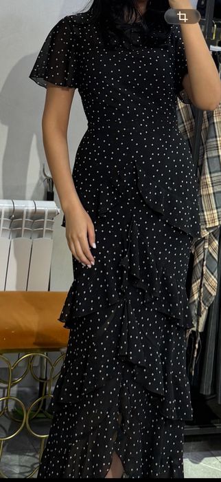 Чёрное платье в горошек с воланами