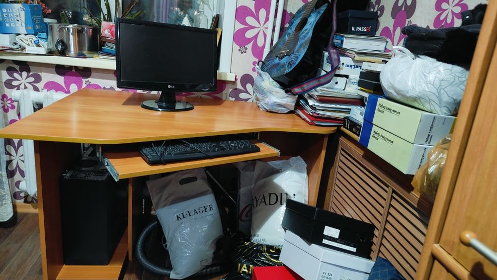 Продам компьютерный стол