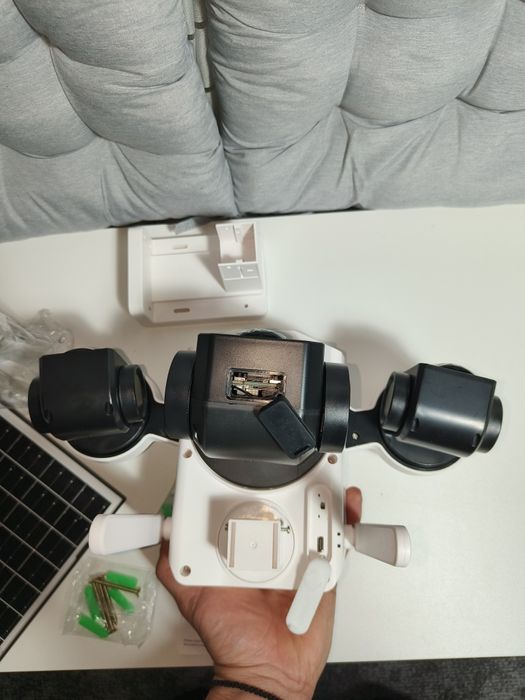 Cameră supraveghere cu panou solar