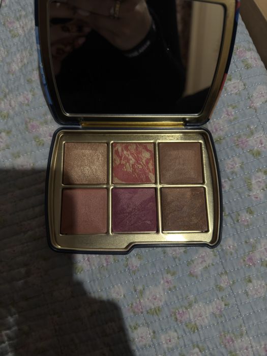 Палетка hourglass