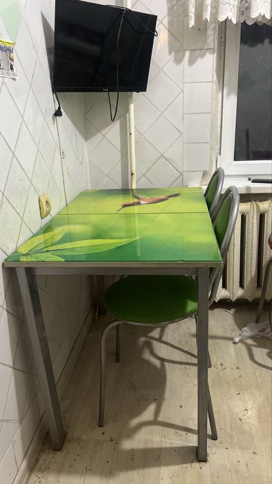Кухонный стол и стулья