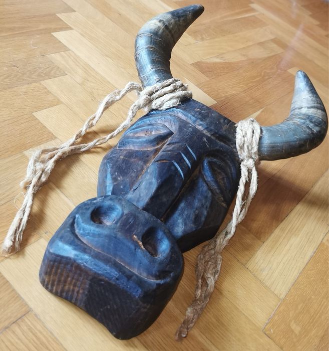 Маска във формата на бик с истински рога и дърво масив българска