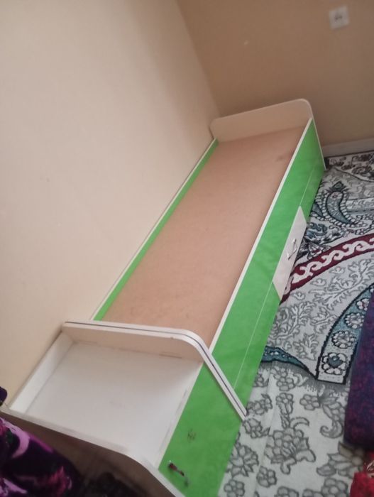 Yosh bolalar uchun kravat va tumba