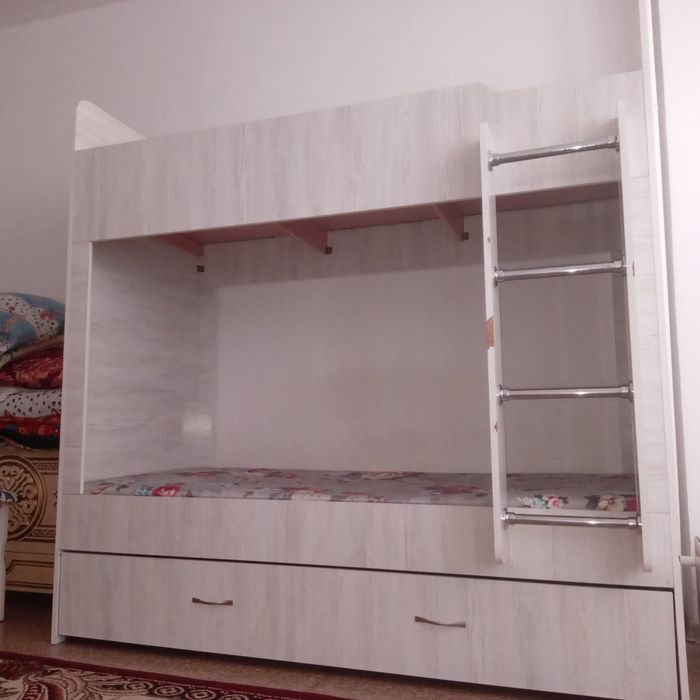 Трёхъярусная кровать — длина 180 см

Продаётся удобная трёхъярусная кр