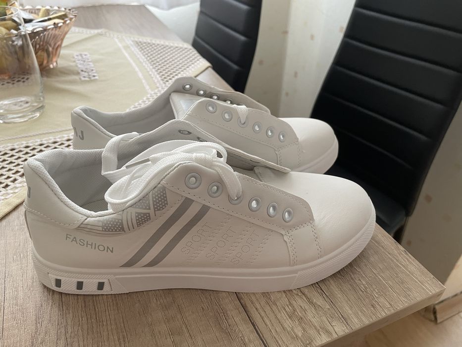 Маратонки бял цвят