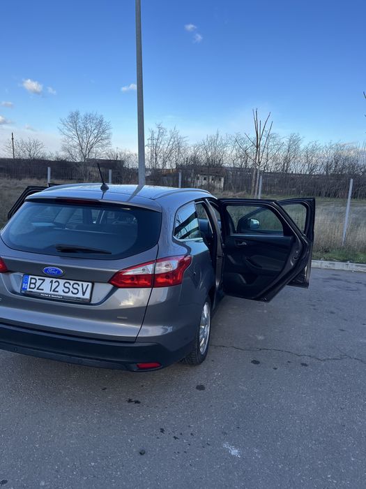 Vand ford docus champios League 2012 1.6 benzina