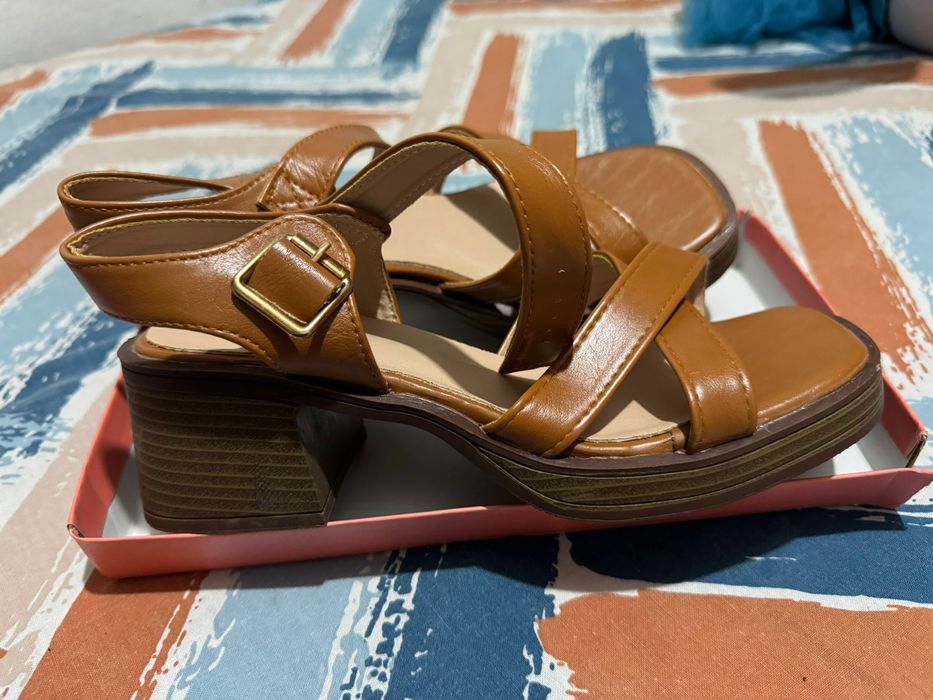 Срочно продам Новые Босоножки