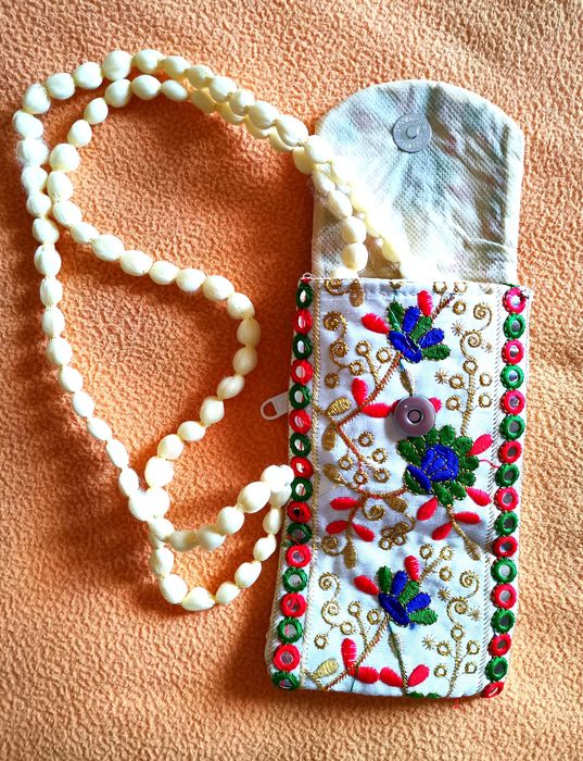 Gentuta brodata India