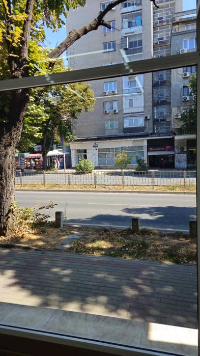 Давам магазин под наем 35 квадрата Булевард "Владислав Варненчик" 47 къща.