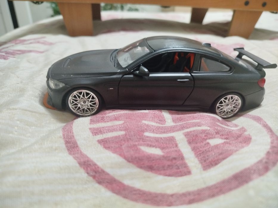 Металлическая модель спортивного автомобиля BMW M4 GTS