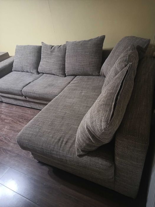 Ъглов диван с възглавници.
