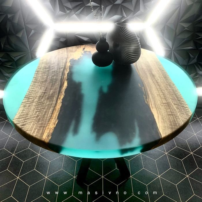 Маса от естествено дърво и епоксидна смола