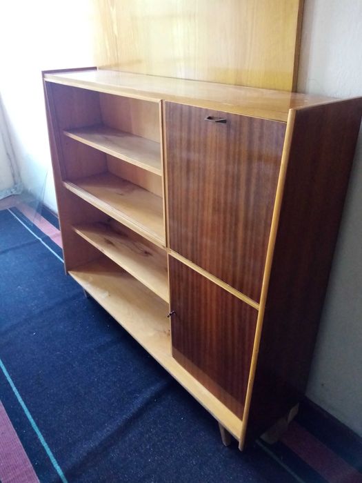 Ретро библиотека с барче и шкаф.