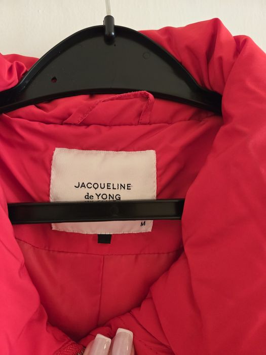 Преходно яке в червен цвят