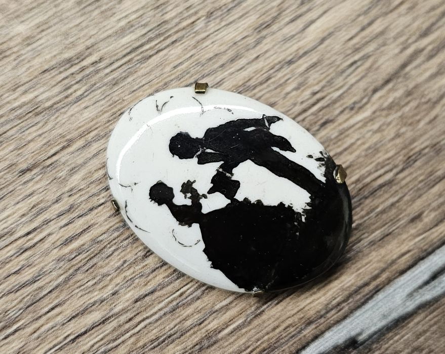 Broșă veche din porțelan cu un model delicat