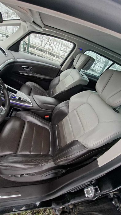 Renault initiale paris 7 locuri