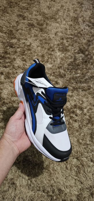 Vând adidasi mărimea 43