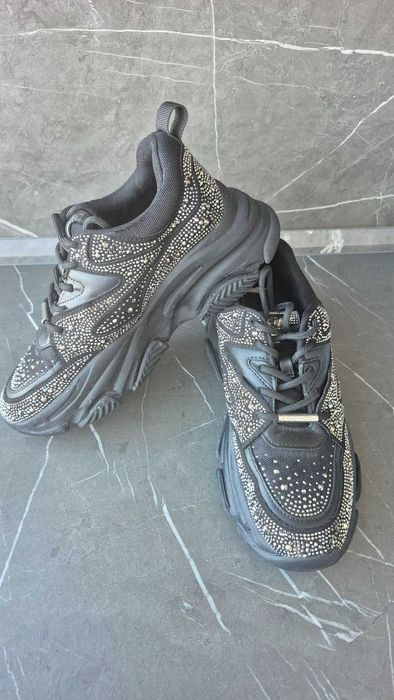 Черни маратонки с камъчета