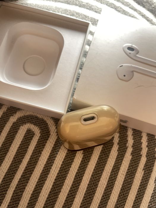 Продаётся AirPods