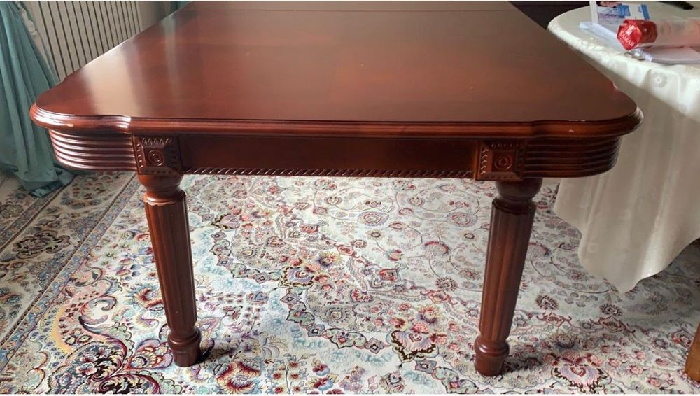 Стол из красного дерева