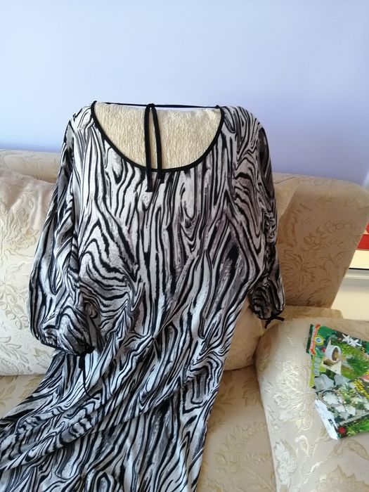 Продам два костюма и платье.