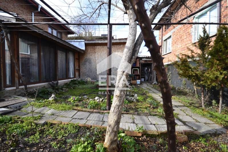 Продава се уютна едноетажна къща с гледка в кв. Хисаря, Хасково!