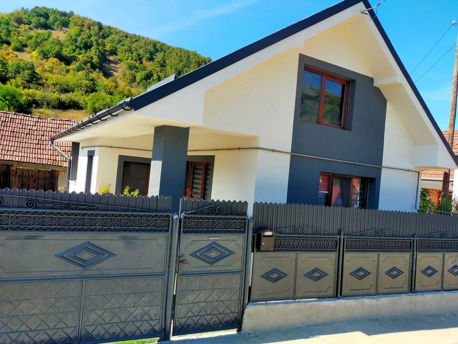 Casă cu teren de vânzare