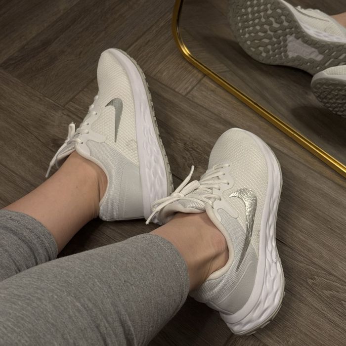 Продам кроссовки Nike