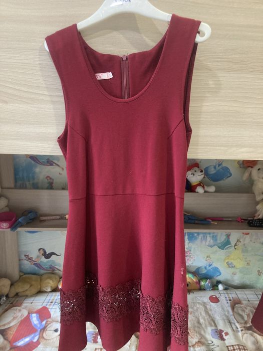 Продам платье для учебы на девочку