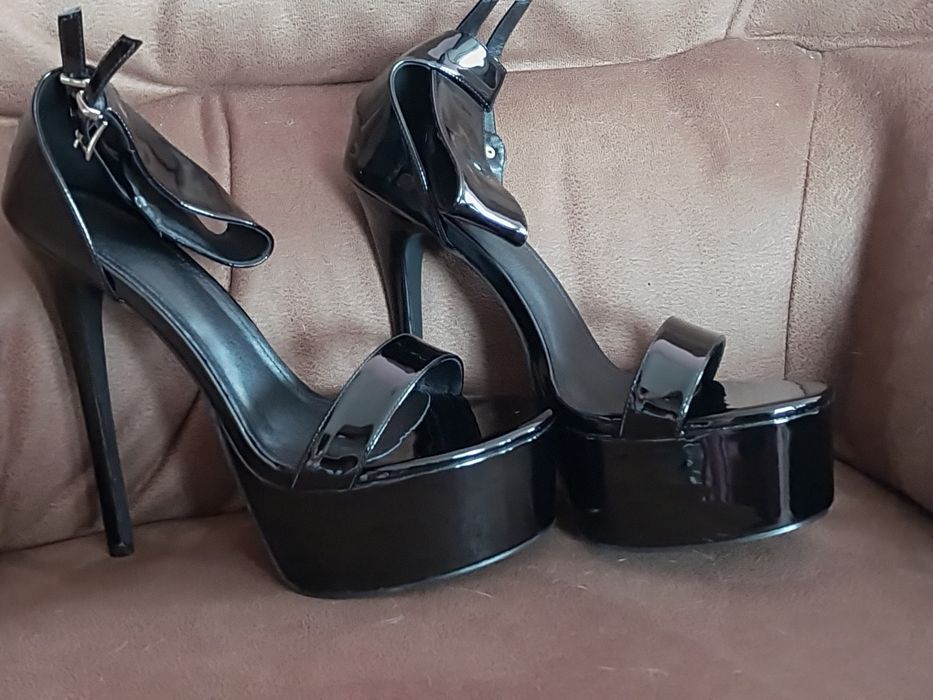 42 Черни лачени сандали на платформа с ток 16.5 и Черна лачена рокля