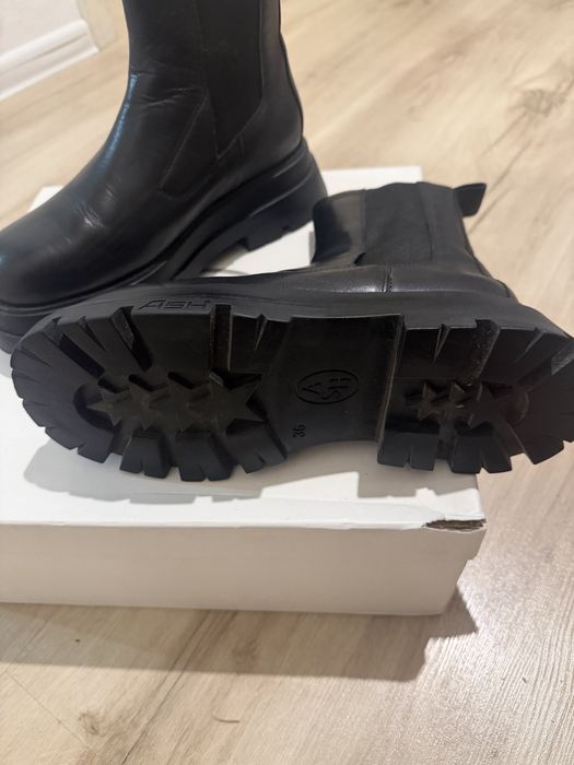 Продавам дамски боти ASH