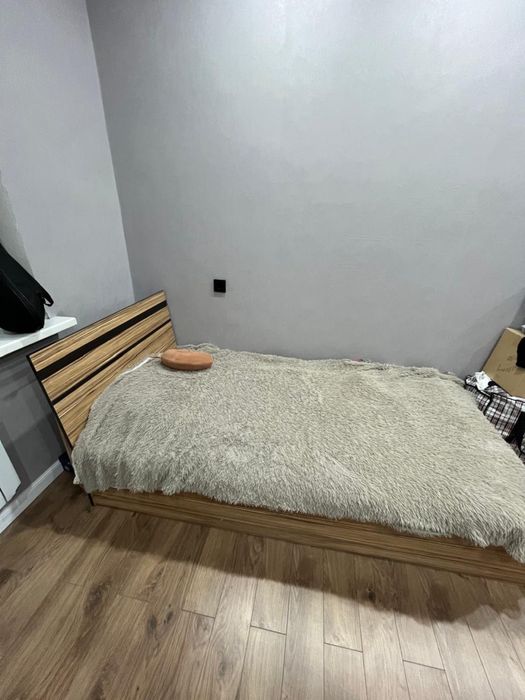 продается кровать и комод с зеркалом