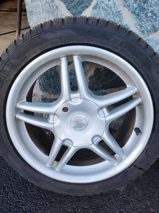 Продавам перфектни зимни гуми 225/45/17