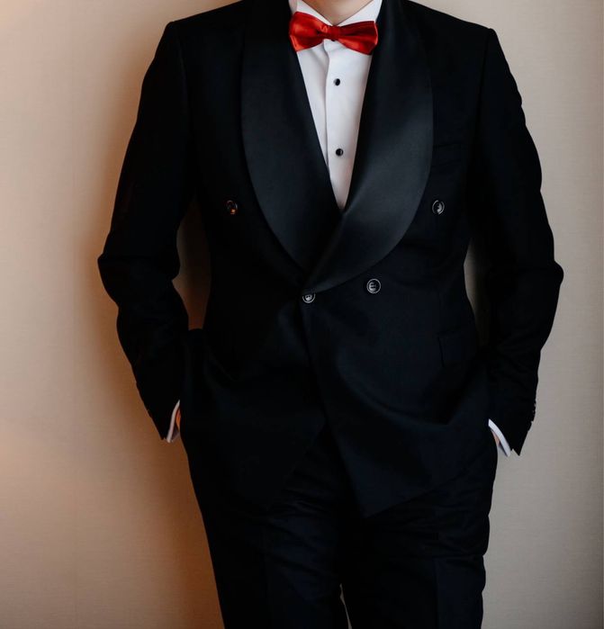 Прожается смокинг