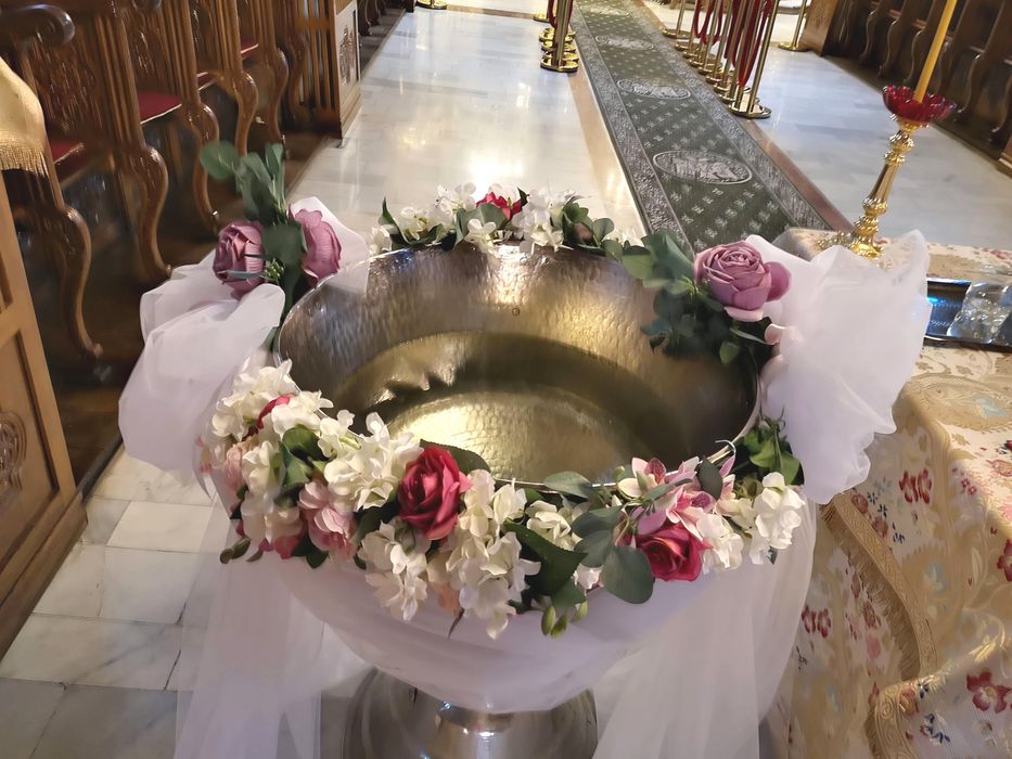 Decor cristelnita botez aranjament flori și tu