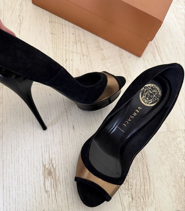 Черни велурени обувки на висок ток Versace със златни акценти-37номер