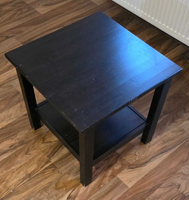 Vând Masă de cafea IKEA HEMNES neagră, 54x54cm, lemn masiv de pin.