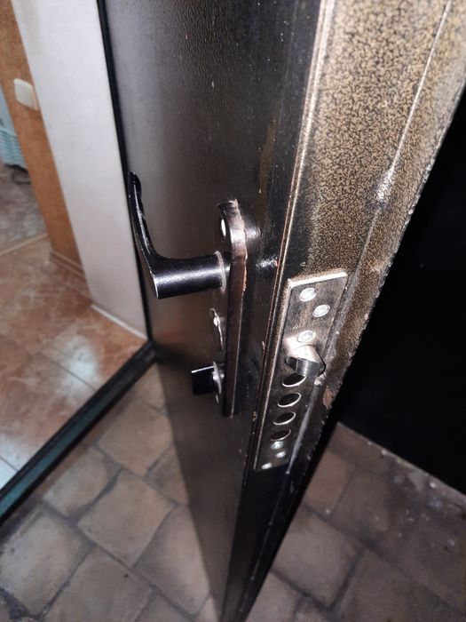 Продам железную дверь от входной группы