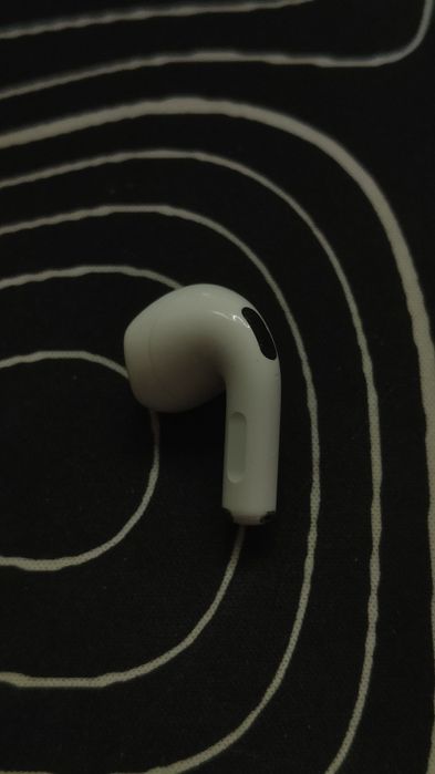 Продавам лява слушалка AirPods 4