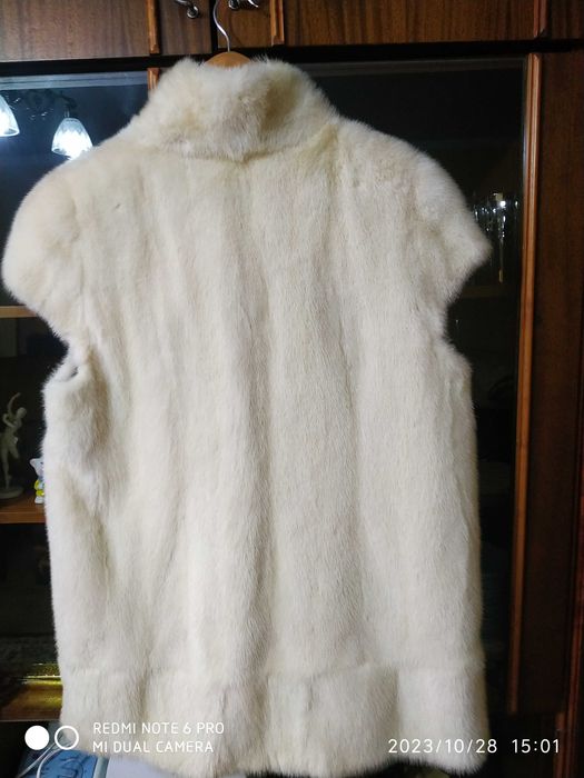 Продам белый норковый жилет