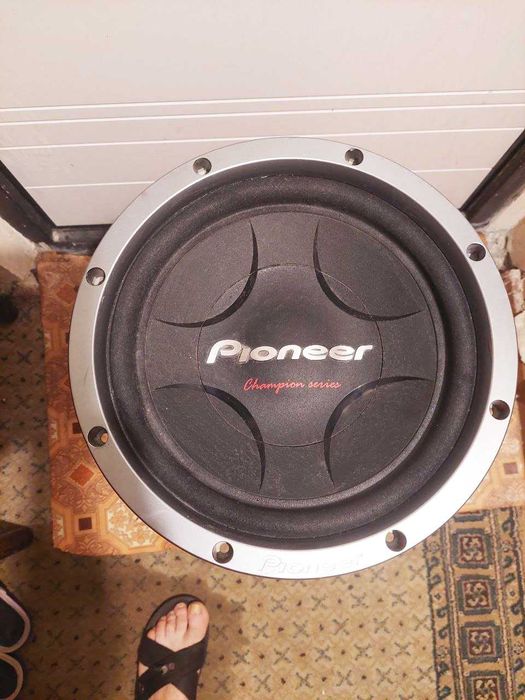 продам басовый динамик Pioneer 30 см диаметр Ts-w307f
