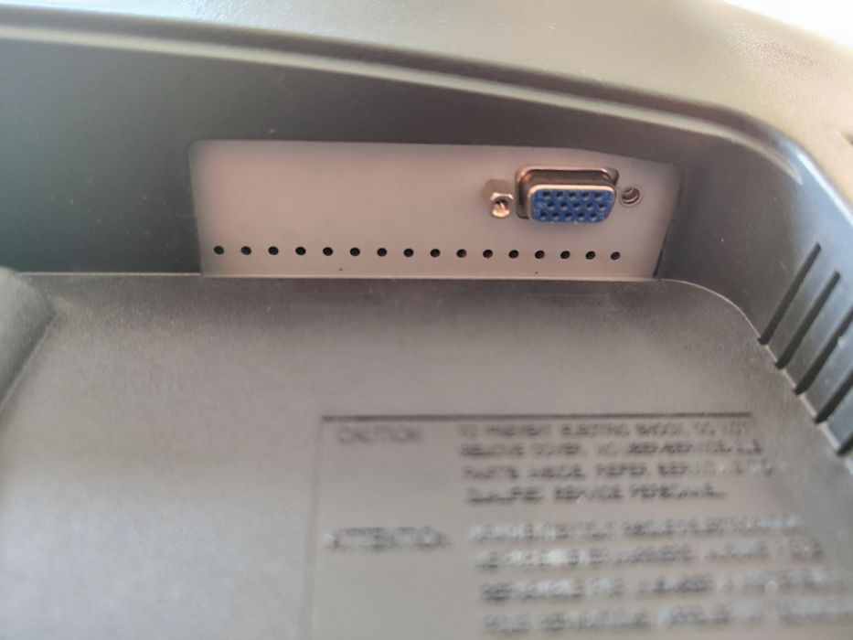 Samsung SyncMaster 2243nw + преходник от VGA към HDMI