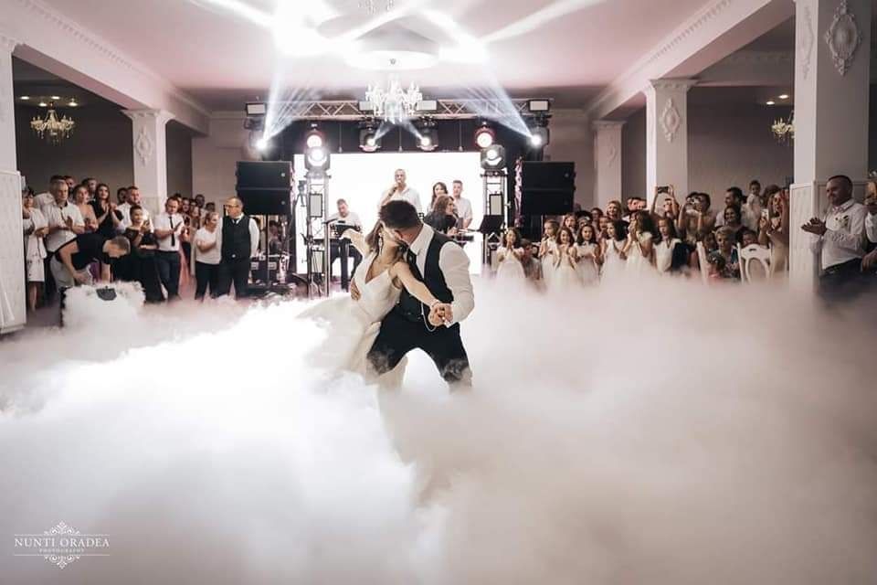 Gheață carbonică /baloane cu fum /artificii pentru diferite evenimente