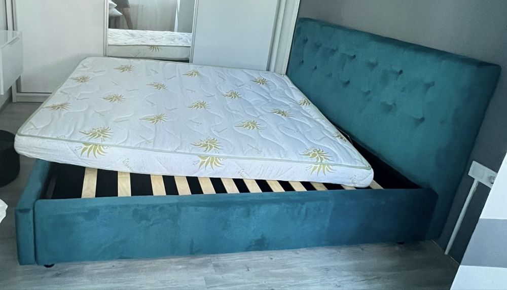 Vand pat tapitat cu saltea inclusa