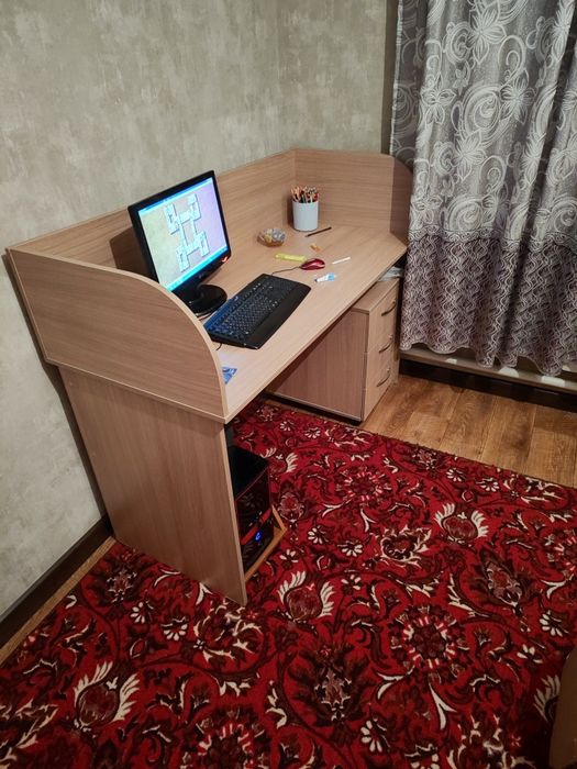 Офисный, компьютерный стол в отличном состоянии