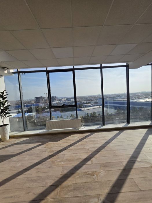 Сдается в новом бизнес центре аренду нежилое помещение под бизнес